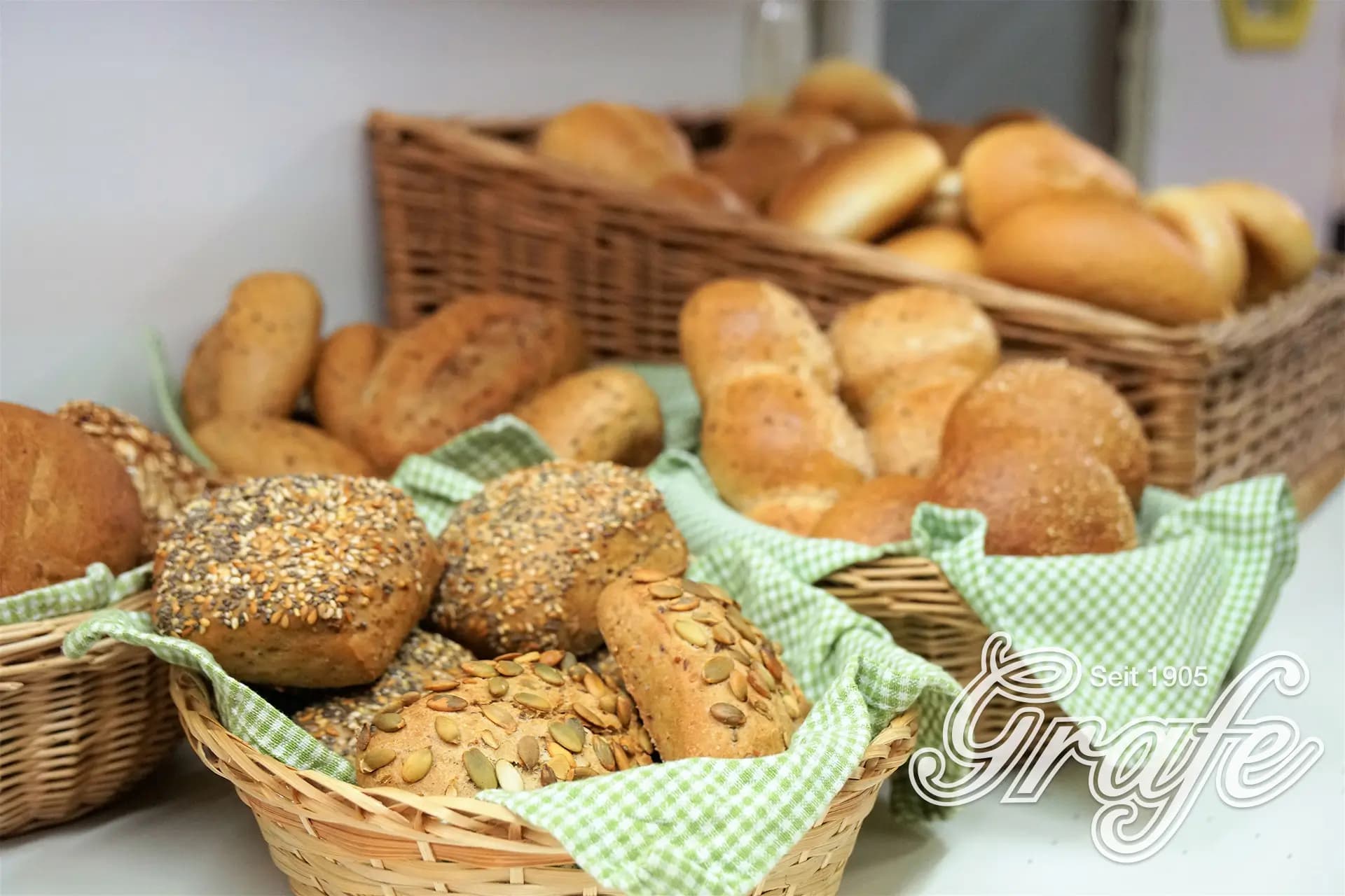Brötchen im Verkaufsregal