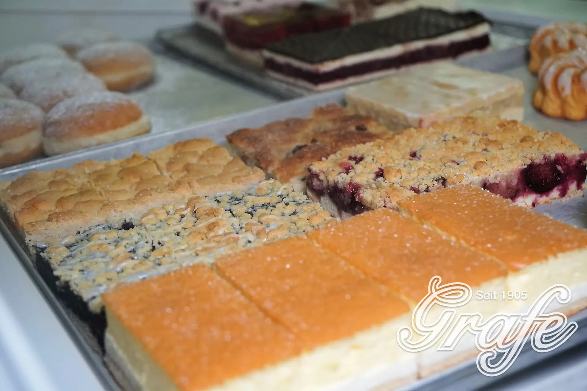 Kuchenstücke in der Auslage